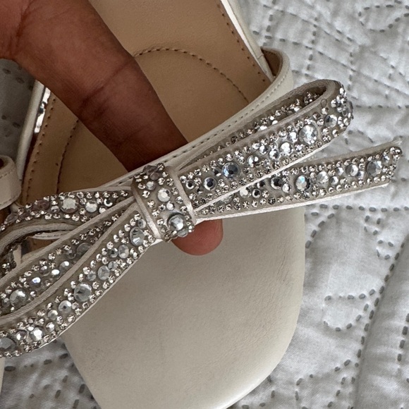 Elegant White Heeled Sandals with Bow Accent - Picture 6 of 8